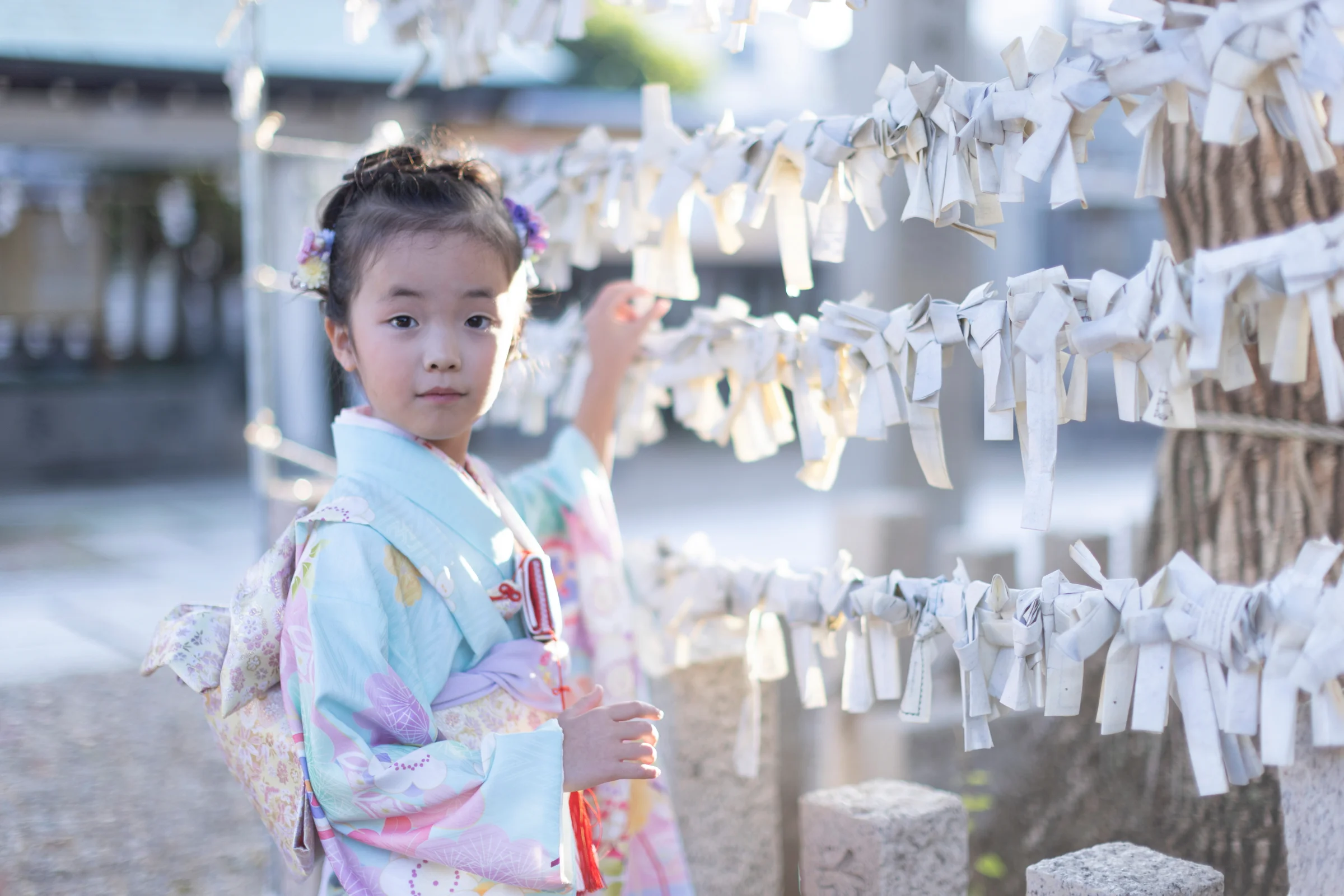 大阪市七五三摄影·父母与孩子在神社境内自然互动